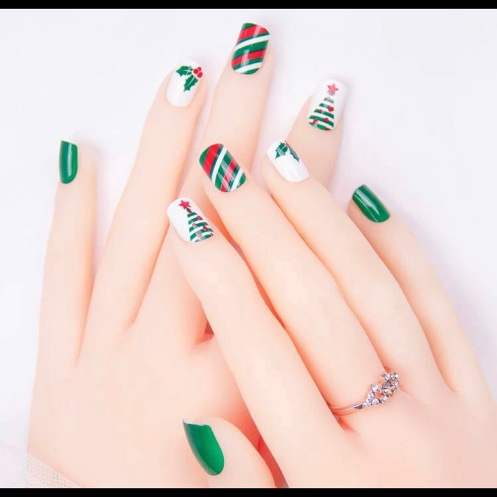 2/16 Holiday Christmas tree Nails